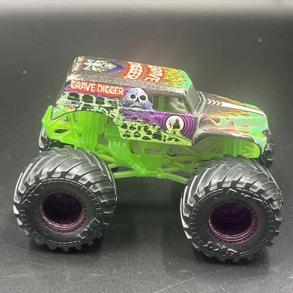 Monster Jam Grave Digger Diecast Top Monster Truck Bad To‎ The Bone 1:64 Scale